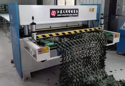 Kumaş ağ kesme makinesi (kamuflaj ağları) Kumaş ağ kesme makinesi (kamuflaj ağları)