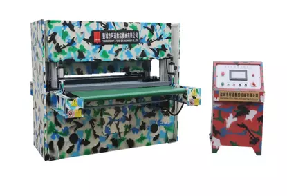 Kumaş ağ kesme makinesi (kamuflaj ağları) Kumaş ağ kesme makinesi (kamuflaj ağları)