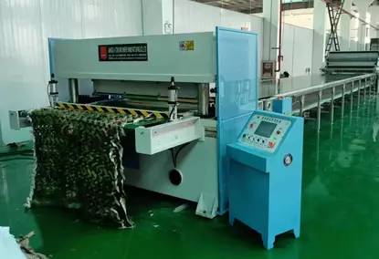Kumaş ağ kesme makinesi (kamuflaj ağları) Kumaş ağ kesme makinesi (kamuflaj ağları)