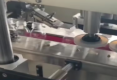 Cam sıvı şişelerin otomatik doldurulması, kapatılması ve kapatılması için makine